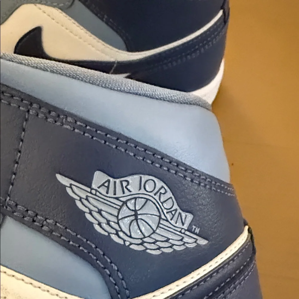 Women’s Nike Air Jordan 1 Mid White Diffused Blue - Size 8 - Picture 4 of 9